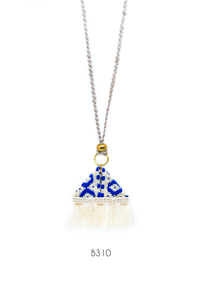 Collana di perle in stile boho con ciondolo a forma di moneta greca. - Italia Collana di perle in stile boho con ciondolo a forma di moneta greca. - Italia