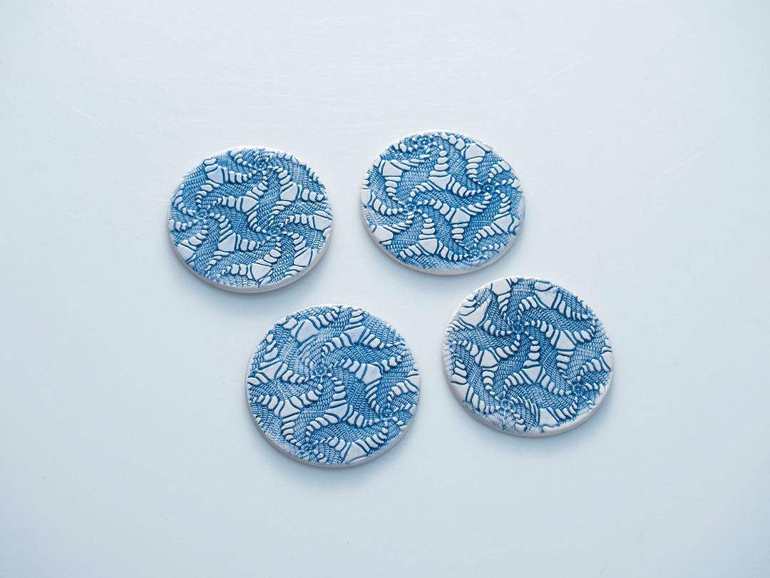 Set di sottobicchieri intarsiati in legno: decorazione rustica a forma di pino, regalo per gli amanti della natura - Italia Set di sottobicchieri intarsiati in legno: decorazione rustica a forma di pino, regalo per gli amanti della natura - Italia
